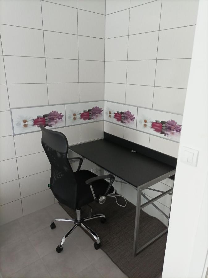 Aaapartmani Indjija Indija Esterno foto